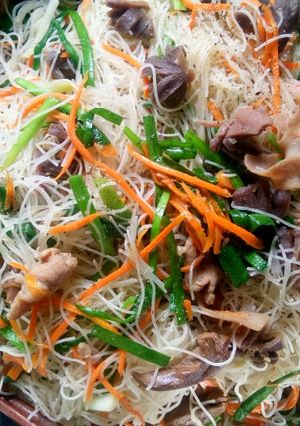 Hình của món Bún gạo khô xào lòng vịt.