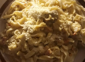 Una foto de Tallarines caseros con salsa caruso
