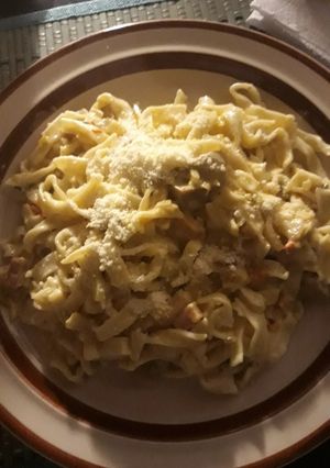 Una foto de Tallarines caseros con salsa caruso