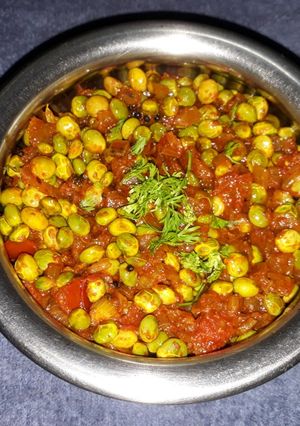 तुरीच्या दाण्यांची उसळ (toorichya dananchi usal recipe in marathi) रेसिपी चे मुख्य फोटो 
