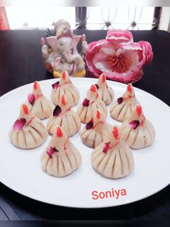 गुड़ मोदक (Gur Modak recipe in Hindi) रेसिपी मुख्य फोटो