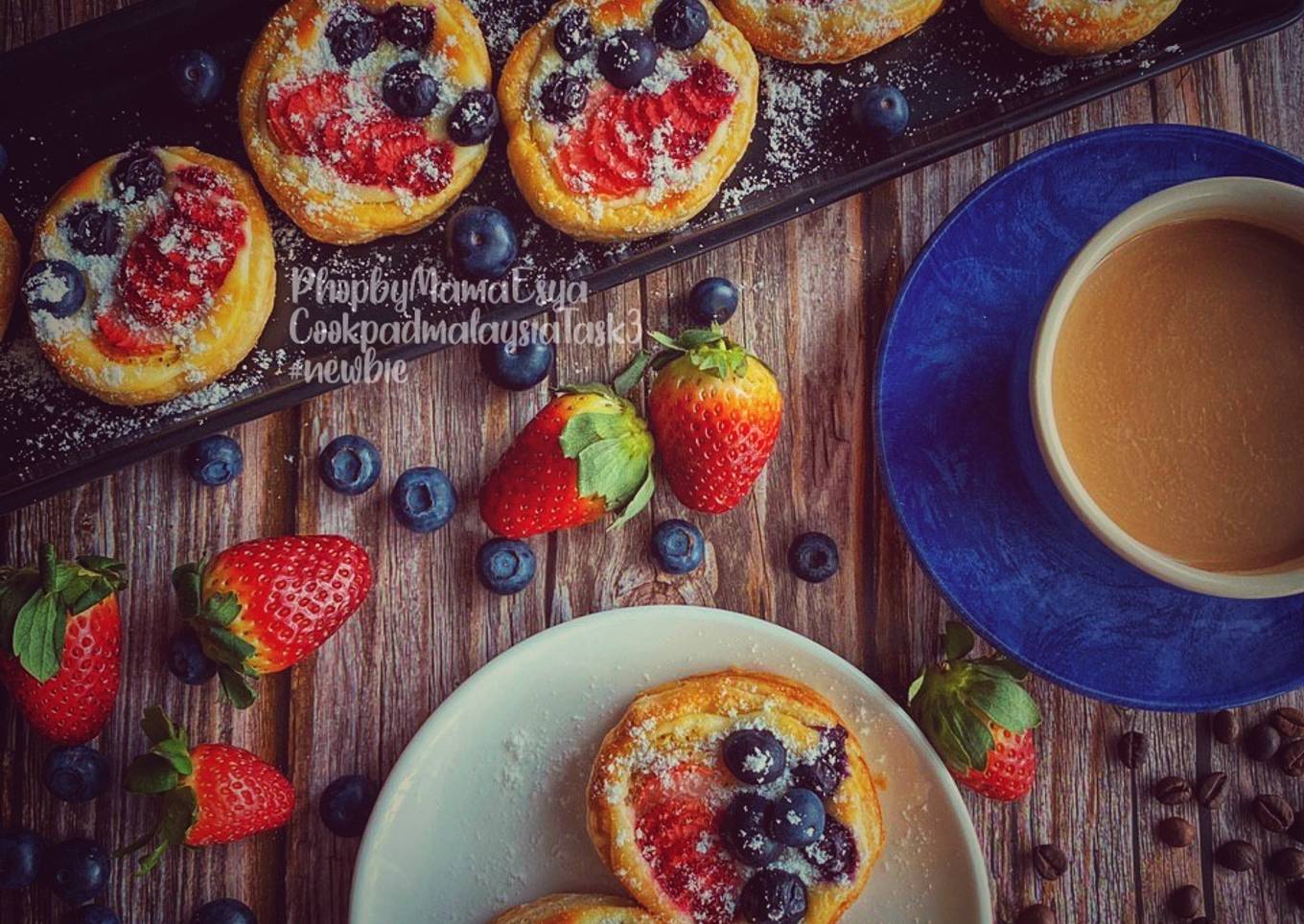 Fruit cake with puff pastry