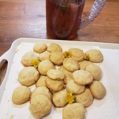 A picture of Dandelion Shortbread Cookies.