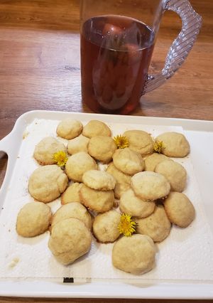 A picture of Dandelion Shortbread Cookies.