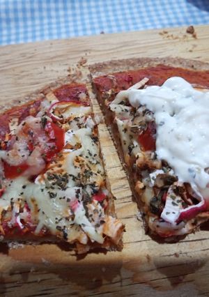 Una foto de Pizza integral con aderezo de queso crema de kéfir 🍪🍪