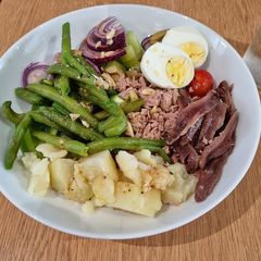 A picture of Salad Niçoise.