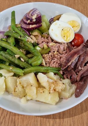 A picture of Salad Niçoise.