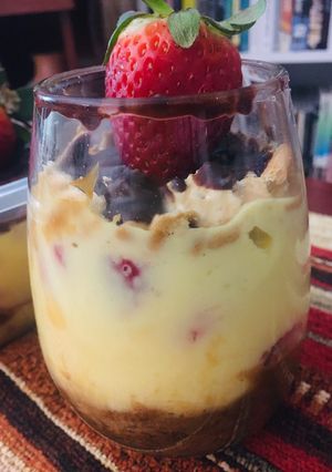 Una foto de POSTRE DE 🍓FRUTILLAS🍓#SÚPER ANTOJO....😍🎉😉🥰🎊😋❤️