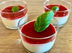 Une photo de Pannacotta au coulis de fraises