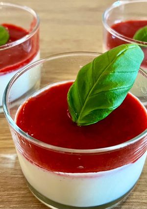 Une photo de Pannacotta au coulis de fraises