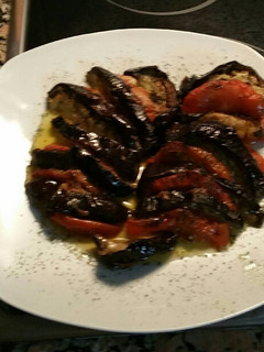 Una foto de Berenjenas con tomate al horno