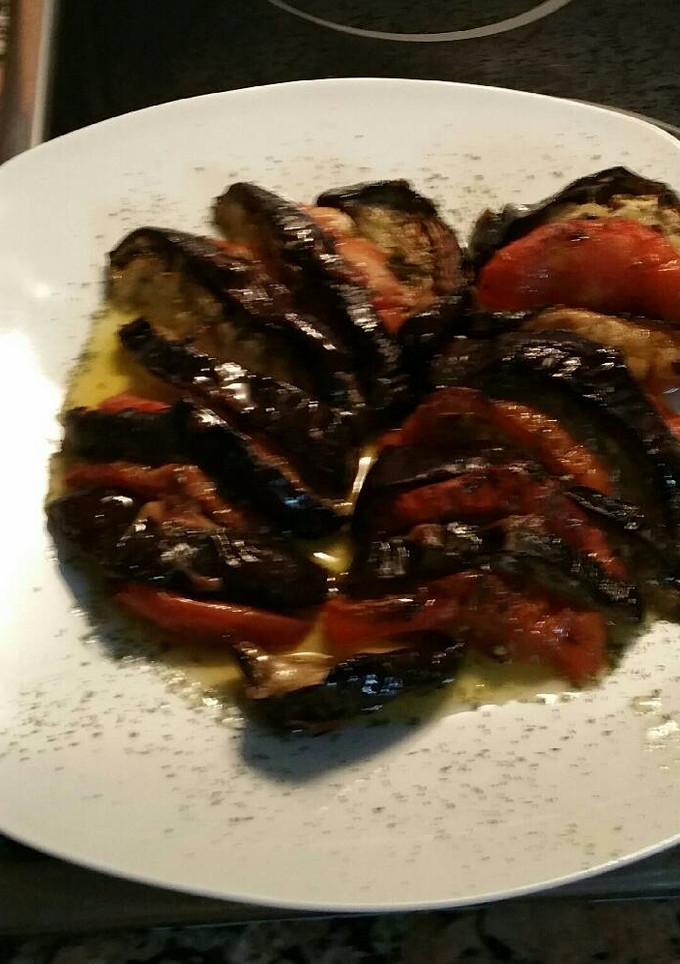 Una foto de Berenjenas con tomate al horno