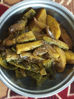 કારેલા બટાકા નું શાક (Karela Bataka Shak Recipe In Gujarati) રેસીપી મુખ્ય ફોટો