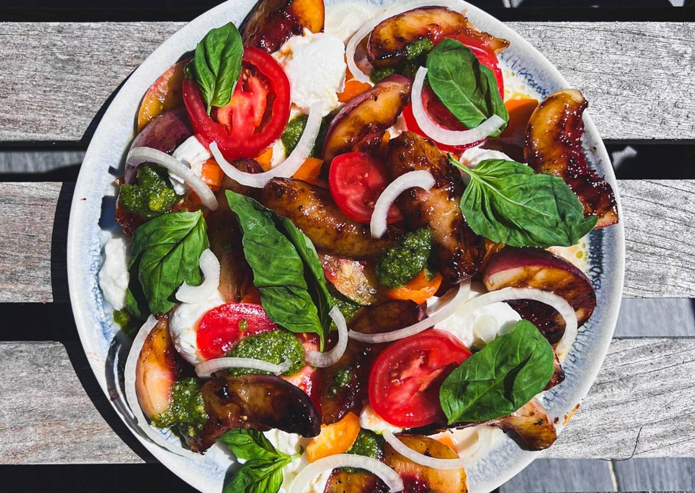 Mozzarella et pêche rôti caramel et Pesto