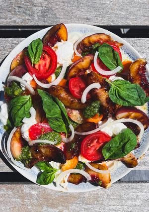 Une photo de Mozzarella et pêche rôti caramel et Pesto