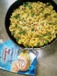 A picture of Cheesy qeema macaroni with capsicum.