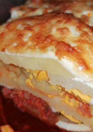 Rakott burgonya házi kolbászból, sajttal besütve recept fotója