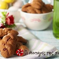 A picture of Koulourakia with wholemeal flour and raisins.