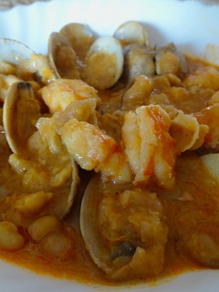 Una foto de Garbanzos con almejas y gambas (Thermomix)