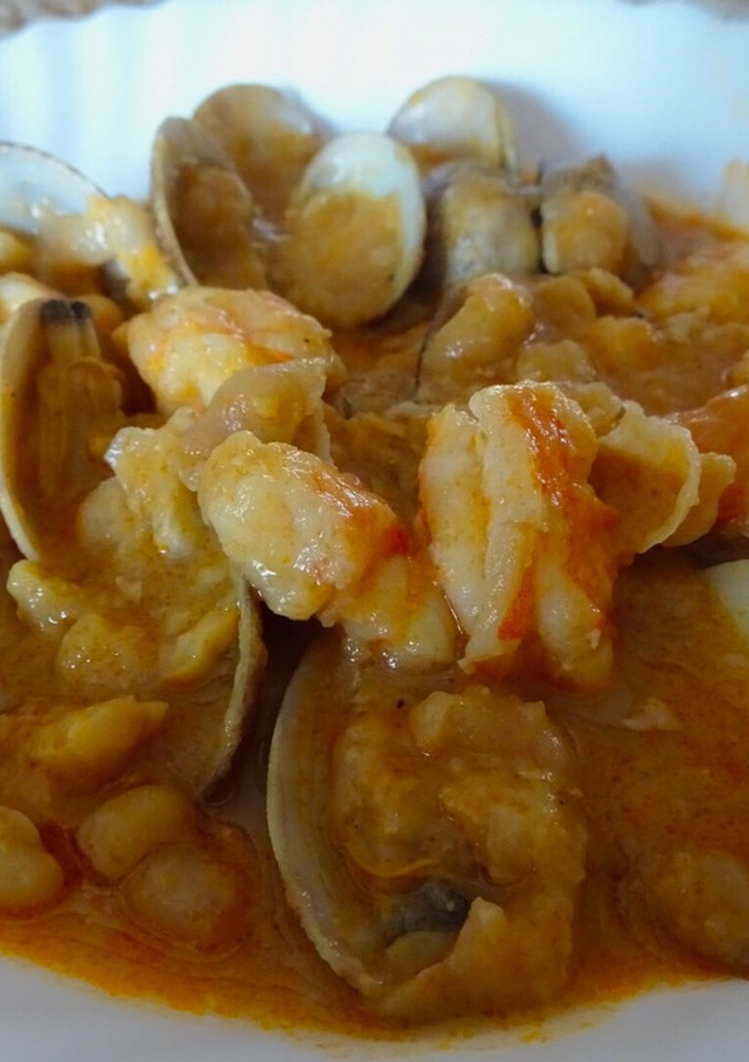 Una foto de Garbanzos con almejas y gambas (Thermomix)