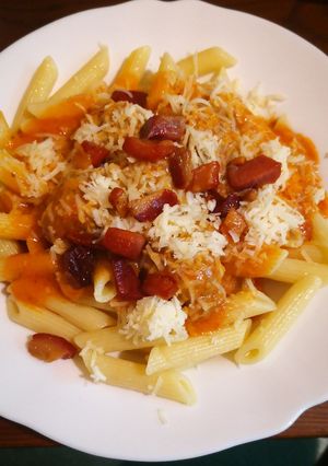 Paradicsomos húsgombóc penne tésztával recept fotója