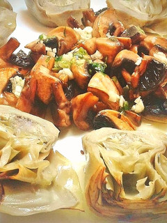 Una foto de Alcachofas cocidas con canela y champiñones al ajillo
