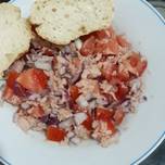 Ensalada de atún cebolla y tomate para el desayuno