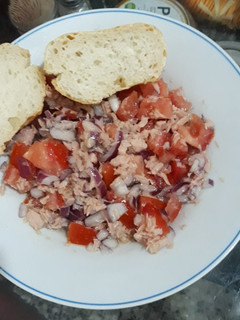 Una foto de Ensalada de atún cebolla y tomate para el desayuno