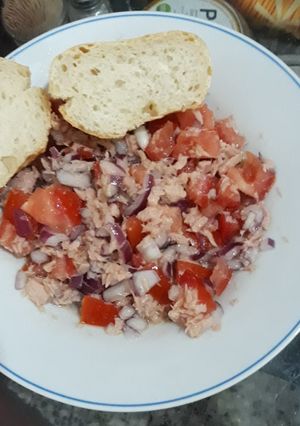 Una foto de Ensalada de atún cebolla y tomate para el desayuno