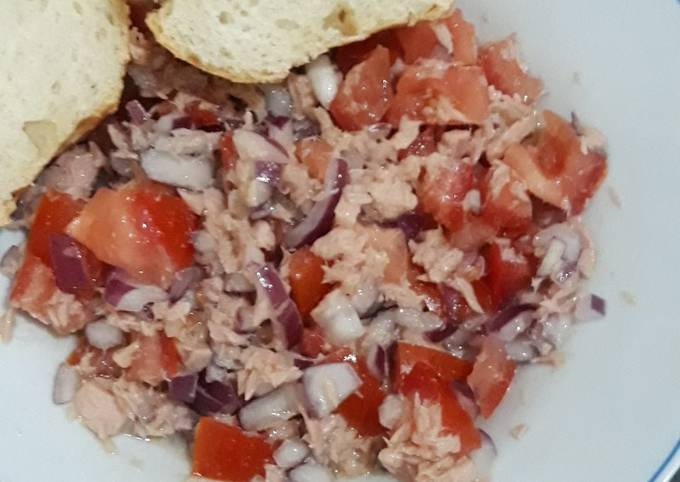 Foto principal de Ensalada de atún cebolla y tomate para el desayuno