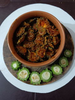 करेले का अचार (स्लाइस वाला) (KARELE KA ACHAR RECIPE IN HINDI) रेसिपी मुख्य फोटो