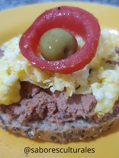 Una foto de 🍳Entrante con huevo revuelto🥚y paté de cordero