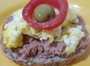 Una foto de 🍳Entrante con huevo revuelto🥚y paté de cordero