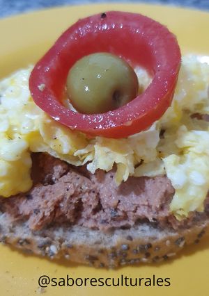 Una foto de 🍳Entrante con huevo revuelto🥚y paté de cordero