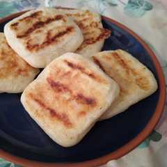 Una foto de Cuadraditos de Yuca Rellenos con Queso