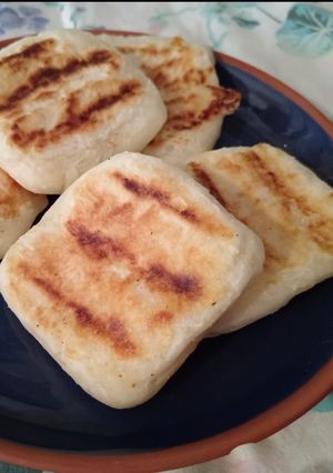 Una foto de Cuadraditos de Yuca Rellenos con Queso