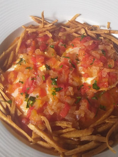 Una foto de Huevitos estrellados rancheros, con tortilla frita,!¡