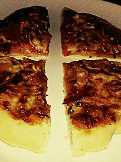 A picture of Tex's 2 Pig Pizza 🍅🐷🧀🍕🌿.