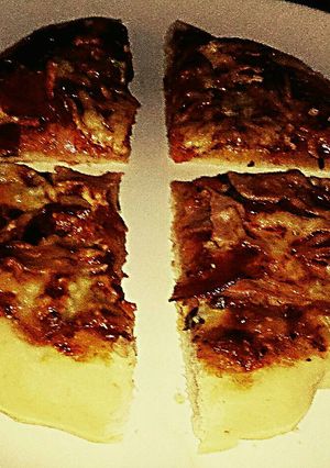 A picture of Tex's 2 Pig Pizza 🍅🐷🧀🍕🌿.