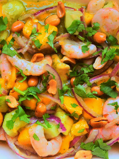 Una foto de Aguachile de gambas y mango