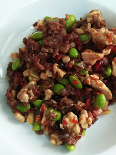 Una foto de Arroz rojo con pollo