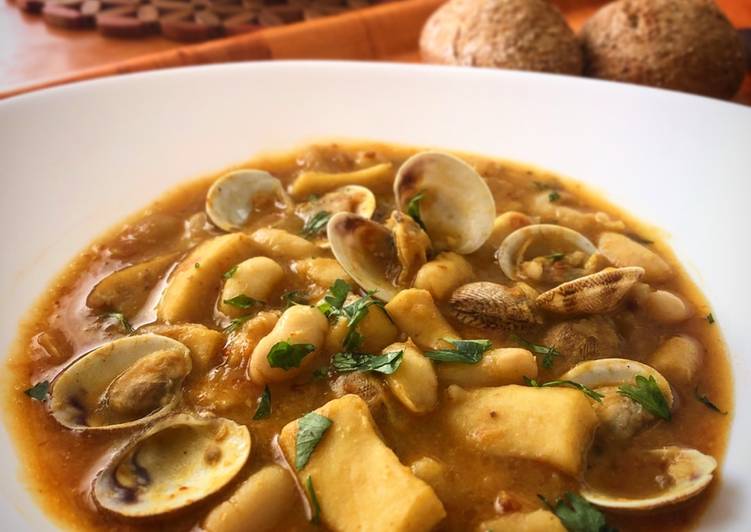Alubias con pota y almejas