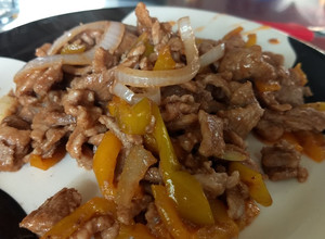 Una foto de Bistec fajita con morrón rápido y rico