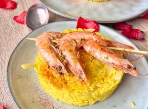 Une photo de Riz safrané et ses brochettes de gambas sautées au citron