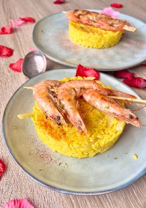 Une photo de Riz safrané et ses brochettes de gambas sautées au citron