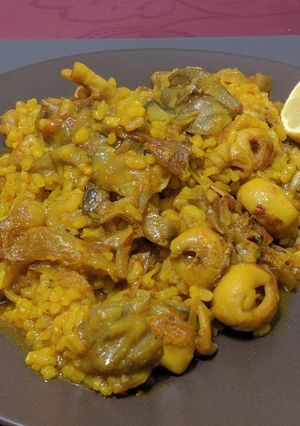 Una foto de Arroz con calamares y alcachofas