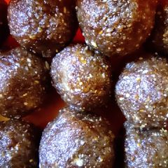 A picture of Simili laddu/ Ragi and peanut laddu.