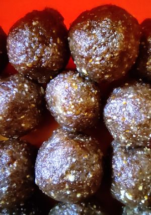 A picture of Simili laddu/ Ragi and peanut laddu.