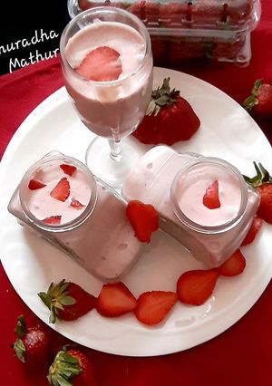स्ट्रॉबेरी क्रिम डिलाईट (strawberry cream delight recipe in Hindi) रेसिपी मुख्य फोटो