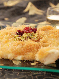Una foto de Knafeh de queso. Postre sirio con queso